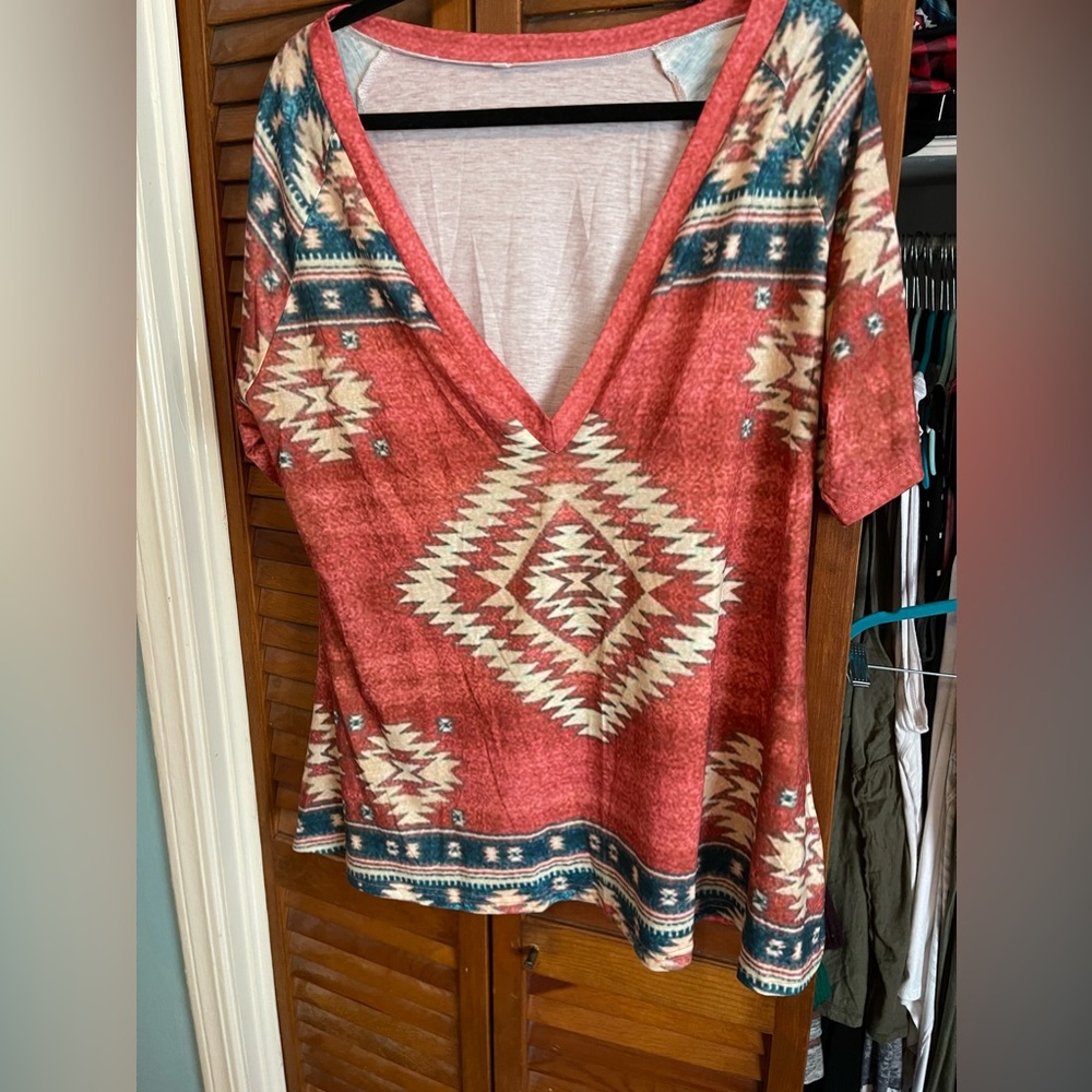 Boho Aztec V neck tee size XL